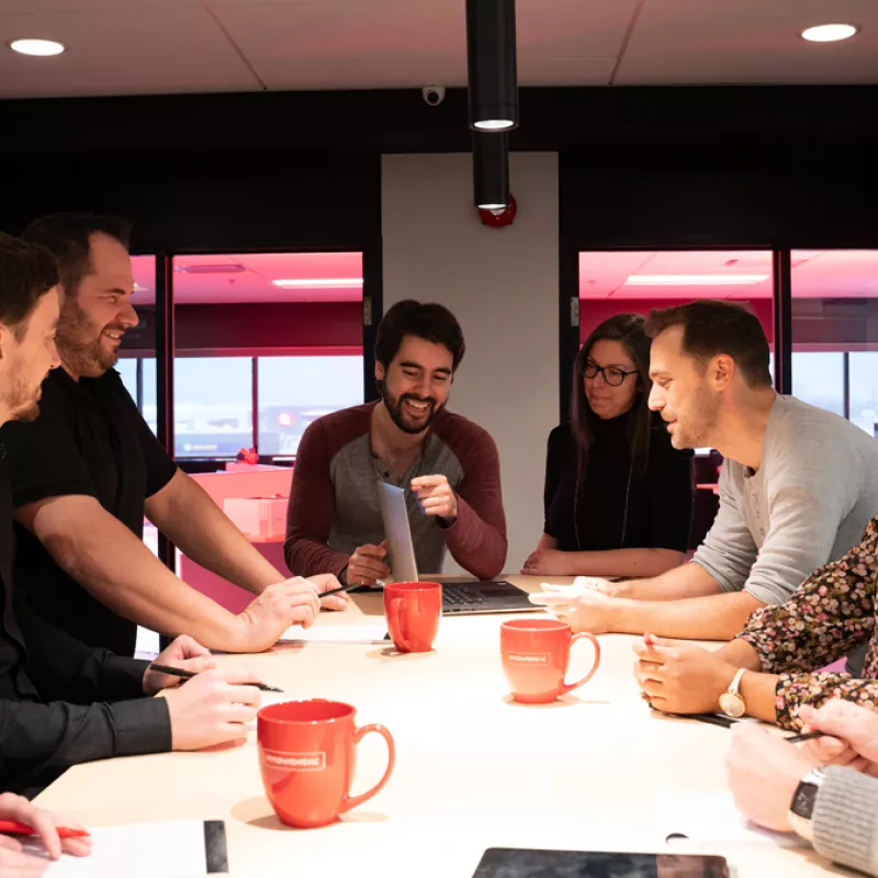 Pracownicy firmy InnovMetric podczas rozmów w siedzibie w Quebecu w Kanadzie.